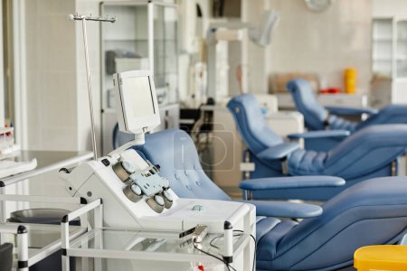 Téléchargez les photos : Image de fond de l'équipement moderne et chaises médicales en rangée au centre de don de sang, espace de copie - en image libre de droit