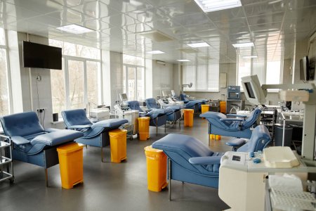 Téléchargez les photos : Vue grand angle du centre moderne de don de sang avec chaises et machines, espace de copie - en image libre de droit