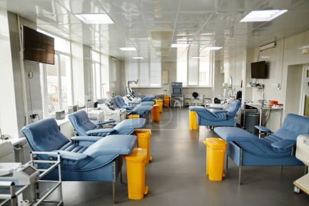 Téléchargez les photos : Vue grand angle de l'intérieur moderne du centre de don de sang avec chaises et machines, espace de copie - en image libre de droit