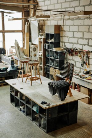 Foto de Imagen de fondo vertical del taller de carpintería artesanal en tonos cálidos con enfoque en muebles de diseño hechos a mano - Imagen libre de derechos