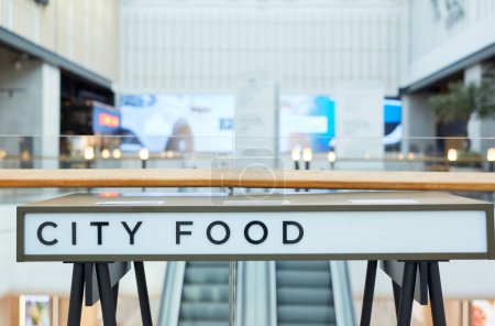 Foto de Imagen de fondo del logotipo mínimo de comida de la ciudad en el interior del centro comercial, espacio de copia - Imagen libre de derechos