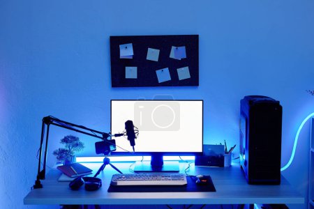Téléchargez les photos : Image de fond du PC de configuration de jeu sur le bureau éclairé avec un éclairage au néon bleu, maquette d'écran - en image libre de droit
