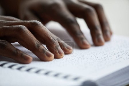 Foto de Macro primer plano del hombre ciego leyendo libro en braille, concepto de educación accesible, espacio de copia - Imagen libre de derechos