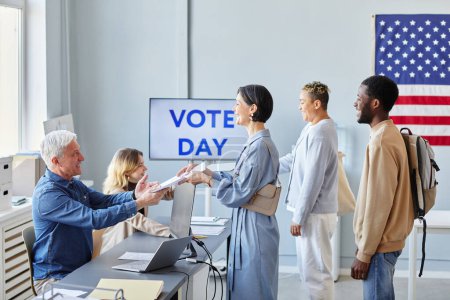 Téléchargez les photos : Vue latérale de divers groupes de personnes faisant la queue au bureau de vote le jour du scrutin, espace de copie - en image libre de droit