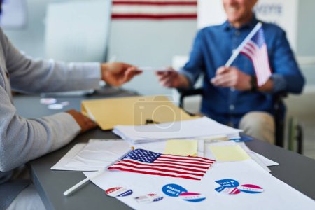 Téléchargez les photos : Fermeture des bulletins de vote et drapeau des États-Unis sur la table dans le bureau de vote, espace de copie - en image libre de droit