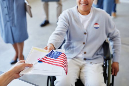 Foto de Primer plano de ángulo alto de la mujer con discapacidad que recibe la boleta electoral el día de las elecciones, espacio para copiar - Imagen libre de derechos