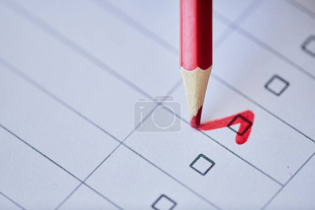 Téléchargez les photos : Fermeture de la case à cocher crayon rouge dans le bulletin de vote blanc, espace de copie - en image libre de droit