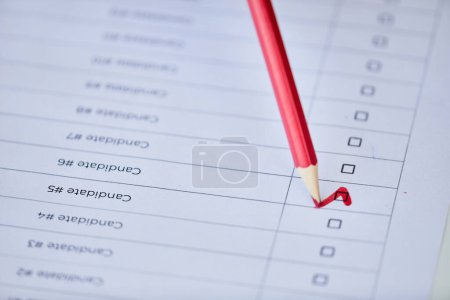 Foto de Cierre de la casilla de verificación lápiz rojo en la boleta de votación con opciones de candidato, espacio de copia - Imagen libre de derechos