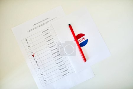 Téléchargez les photos : Gros plan du bulletin de vote avec boîte marquée et stylo rouge sur la table blanche, espace de copie - en image libre de droit