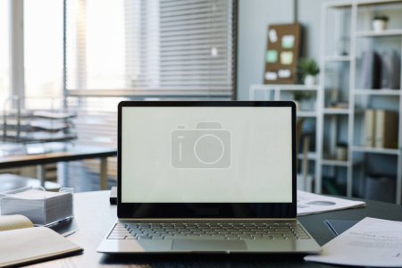 Foto de Imagen de fondo de la computadora simulada con pantalla blanca en blanco en el interior de la oficina vacía, espacio de copia - Imagen libre de derechos
