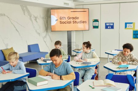 Foto de Amplia visión de ángulo en un grupo diverso de niños que estudian en la clase escolar de Estudios Sociales - Imagen libre de derechos