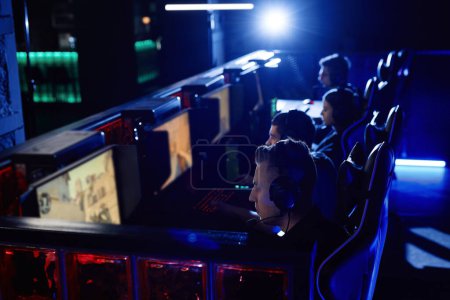 Foto de Vista de ángulo alto en el grupo de personas que juegan videojuegos en el club de ciberdeporte, espacio de copia - Imagen libre de derechos