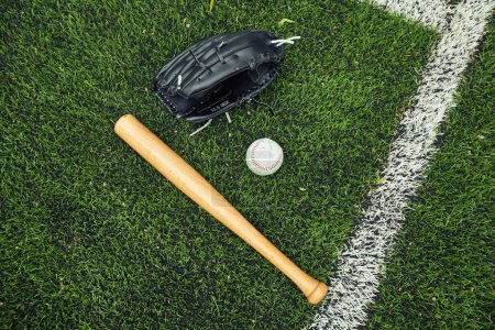 Téléchargez les photos : Vue en angle élevé du champ vert et des équipements sportifs couchés dessus pour le jeu de baseball - en image libre de droit