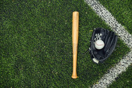 Téléchargez les photos : Vue grand angle du vieux gant de baseball, de la balle et de la batte sur le terrain pour le jeu de baseball en plein air - en image libre de droit