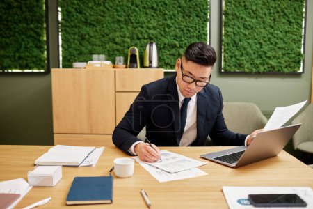 Téléchargez les photos : Vue de face portrait d'un bel homme d'affaires asiatique travaillant dans une salle de conférence avec éco-design vert, espace de copie - en image libre de droit