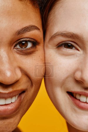 Foto de Media cara primer plano de dos mujeres jóvenes negro y caucásico sonriendo felizmente a la cámara - Imagen libre de derechos