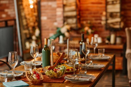 Téléchargez les photos : Image de fond tonique chaude de table à manger en bois avec des plats pour une fête confortable cabine - en image libre de droit