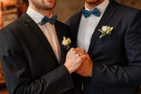 Foto de Acercamiento de pareja gay masculina tomados de la mano durante la ceremonia de boda, matrimonio del mismo sexo - Imagen libre de derechos