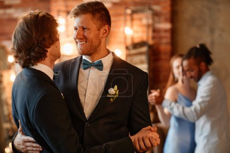 Foto de Retrato de pareja gay feliz bailando juntos durante la ceremonia de boda, espacio de copia - Imagen libre de derechos