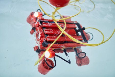Foto de Imagen de fondo o submarino robot rojo en tanque de agua en aula de ingeniería y robótica, espacio de copia - Imagen libre de derechos