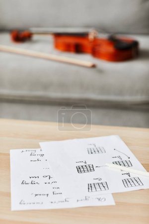 Foto de Imagen de fondo vertical de las hojas de composición musical en la mesa en el interior del hogar, espacio de copia - Imagen libre de derechos