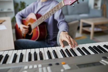 Téléchargez les photos : Gros plan de la jeune femme appuyant sur la touche piano tout en composant de la musique à la maison, espace de copie - en image libre de droit