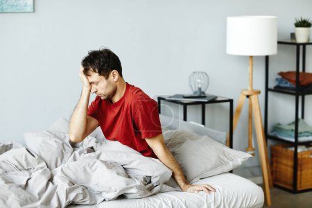 Téléchargez les photos : Homme mûr se réveillant le matin dans sa chambre - en image libre de droit