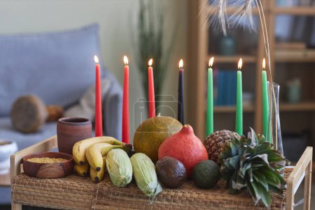 Primer plano de la bandeja con frutas exóticas y velas preparándose para la celebración Kwanzaa vacaciones