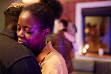 Téléchargez les photos : Heureuse jeune femme debout près de sa petite amie pendant romantique slow dance contre amoureux gay couple embrasser un autre - en image libre de droit