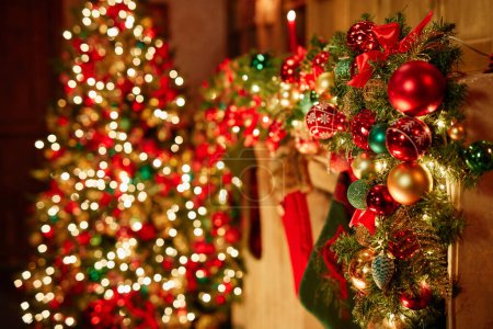 Foto de Imagen de fondo de las decoraciones tradicionales de Navidad en la chimenea con luces centelleantes, espacio de copia - Imagen libre de derechos