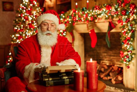 Foto de Retrato de Santa Claus tradicional escribiendo carta en habitación festiva con decoraciones navideñas, espacio para copiar - Imagen libre de derechos
