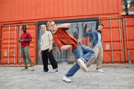 Téléchargez les photos : Prise de vue complète de toute l'équipe de danse masculine jouant du hip-hop en ville - en image libre de droit