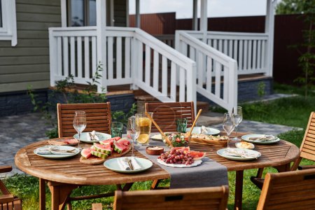 Foto de Imagen de fondo del juego de mesa de madera para la fiesta de verano al aire libre con frutas y bayas frescas - Imagen libre de derechos