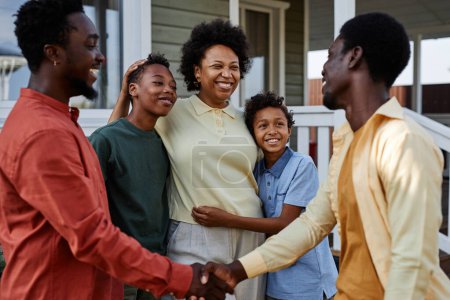 Téléchargez les photos : Portrait de heureuse réunion de famille noire pour la fête d'été en plein air - en image libre de droit