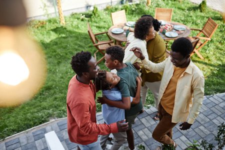 Foto de Vista superior en la gran familia afroamericana divirtiéndose durante la fiesta de verano al aire libre - Imagen libre de derechos