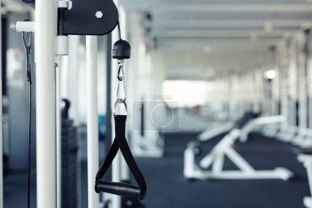 Téléchargez les photos : Gros plan de la machine d'exercice pour l'entraînement sportif en salle de gym - en image libre de droit