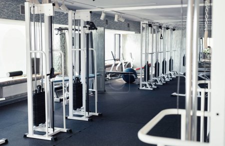Foto de Imagen horizontal de gimnasio moderno con equipamiento deportivo para levantamiento de pesas - Imagen libre de derechos