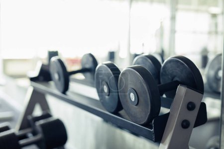 Foto de Primer plano de pesas metálicas para el entrenamiento deportivo en el gimnasio - Imagen libre de derechos