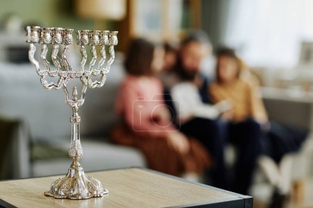 Foto de Primer plano de la vela de plata Menorah en la mesa en la casa de la familia judía, espacio de copia - Imagen libre de derechos