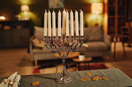 Foto de Imagen de fondo de la vela menorah plateada en el acogedor interior del hogar, espacio de copia - Imagen libre de derechos