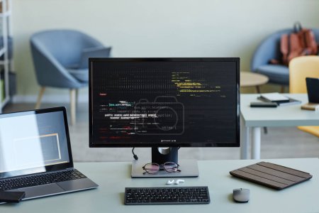 Foto de Imagen de fondo de la pantalla del ordenador con líneas de código de fallo en el lugar de trabajo, seguridad de los datos y concepto de piratería - Imagen libre de derechos