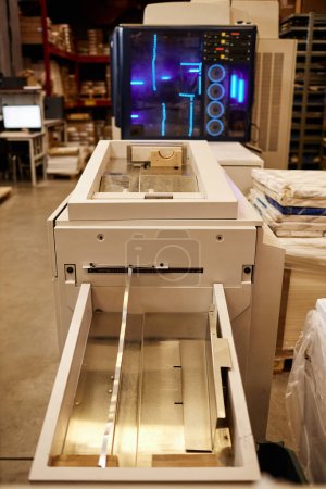 Foto de Imagen de fondo vertical de la máquina de impresión en el taller de fábrica, espacio de copia - Imagen libre de derechos