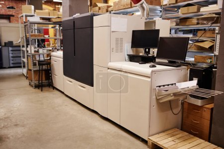 Foto de Imagen de fondo del taller de la fábrica de impresión con foco en la máquina industrial, espacio de copia - Imagen libre de derechos
