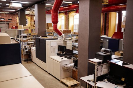 Foto de Amplia imagen de fondo de ángulo de taller de fábrica de impresión, espacio de copia - Imagen libre de derechos