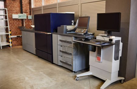 Foto de Imagen de fondo de la máquina en taller de fábrica de impresión con configuración de computadora, espacio de copia - Imagen libre de derechos