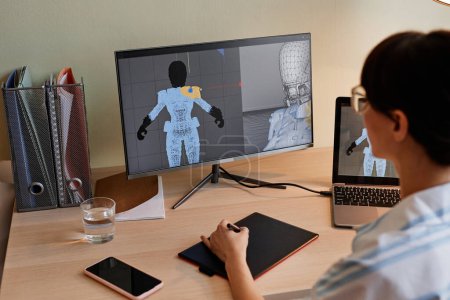 Téléchargez les photos : Gros plan sur la création de modèles 3D numériques pour les personnages de jeux vidéo sur le lieu de travail - en image libre de droit