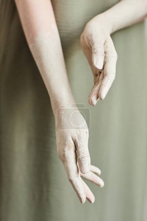 Téléchargez les photos : Gros plan d'élégantes mains féminines recouvertes de peinture blanche sur un fond minimal - en image libre de droit