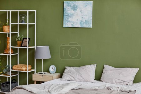 Foto de Imagen de fondo del acogedor interior del dormitorio con la pared verde salvia, espacio de copia - Imagen libre de derechos