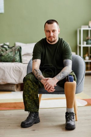 Téléchargez les photos : Portrait complet d'un vétéran militaire avec une jambe prothétique portant l'uniforme de l'armée - en image libre de droit