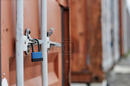 Foto de Cierre de cerradura en la puerta del contenedor de carga en los muelles, espacio de copia - Imagen libre de derechos